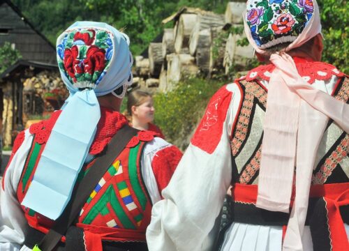 What’s the Role of Traditional Clothing in Expressing Cultural Identity Around Mt. Kenya?