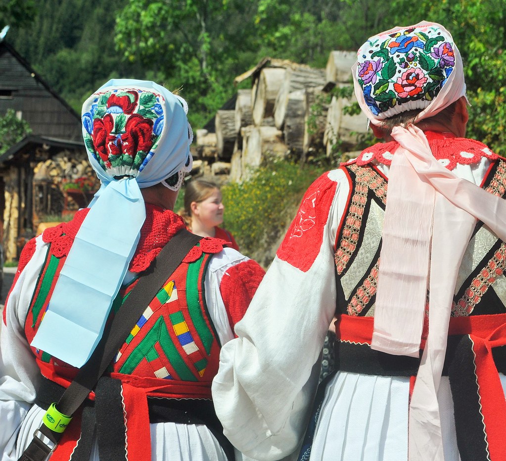 What’s the Role of Traditional Clothing in Expressing Cultural Identity Around Mt. Kenya?
