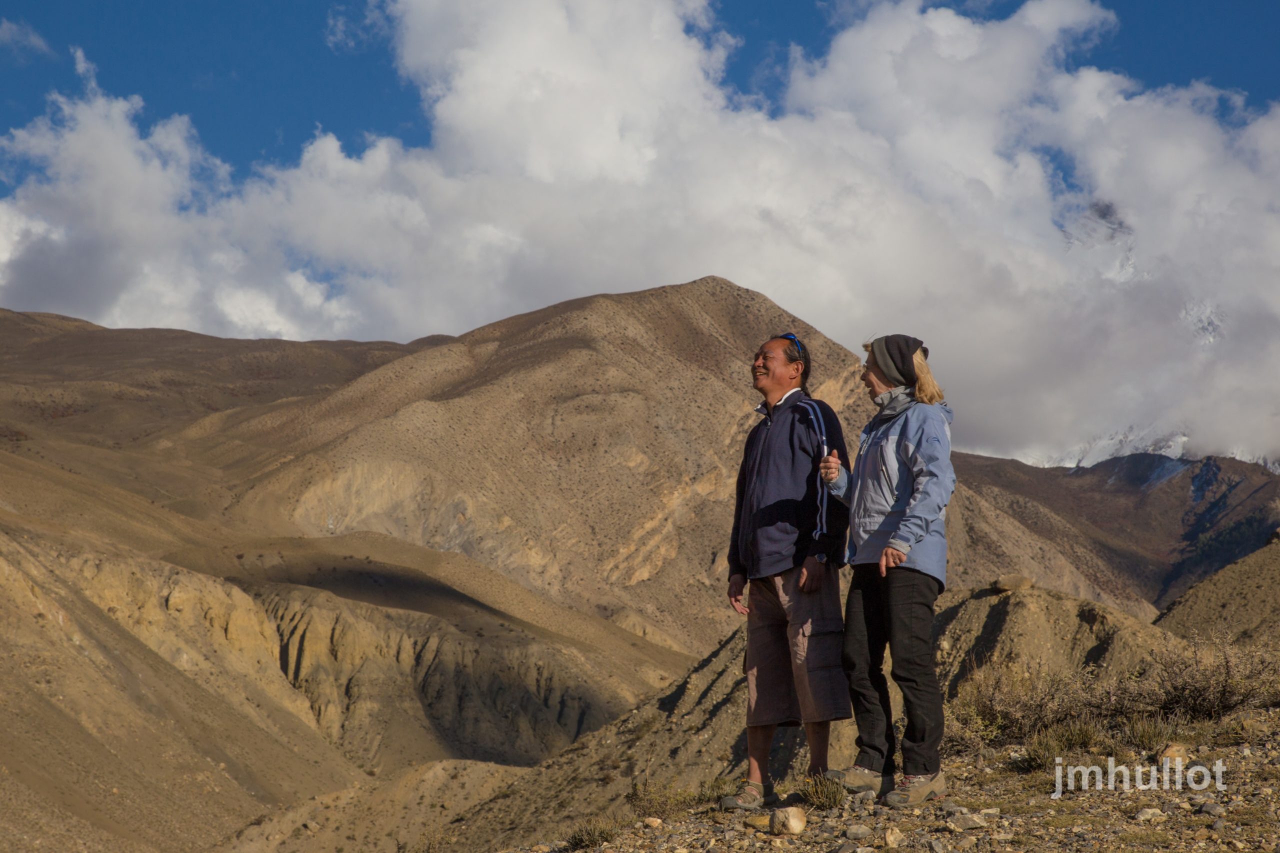 Do trekking tours in Mount Kenya include guides?