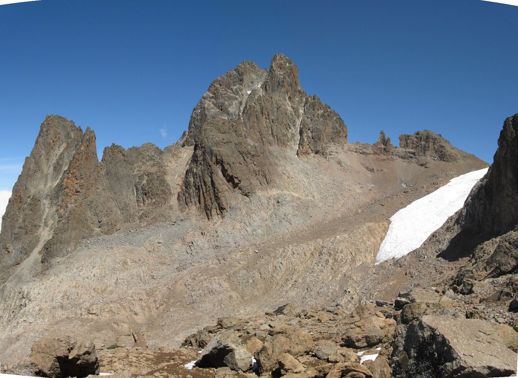 4. ⁣Choosing ⁤the Perfect Trekking⁢ Route: Unforgettable‌ Adventures ⁣on Mount Kenya's Summit